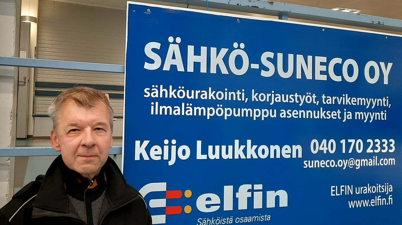Keijo Luukkonen ja yrityksostaulu Pihtipudas-salissaen main